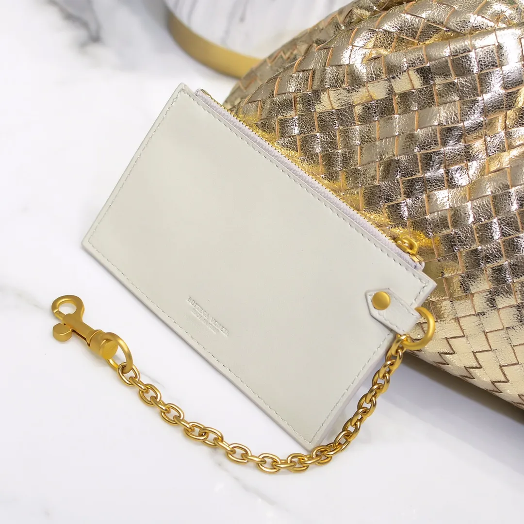 🔥🔥The counterattack of the popular Bottega Veneta started with this series of The Pouch cloud bags, which went viral in the fashion circle and started a craze! Out of stock, out of stock, out of stock... One piece is hard to find, super hard to buy, regardless of age, season, or occasion. Very classy. Really, if you carry this on the road, it will turn heads! This is also the reason why this series is so expensive. Large size: 38*20*8.5cm [Big Cloud Weaving]